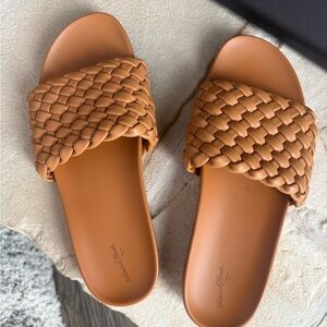 Universal Thread Tan Woven Slide Sandals